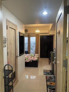 達沃市的住宿－INSPIRIA 1803 Studio Unit with Balcony beside Abreeza Mall Davao，带两张床的客房,享有一间卧室的景色