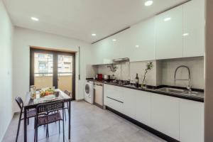 Η κουζίνα ή μικρή κουζίνα στο Glam 2 bedroom In Massamá