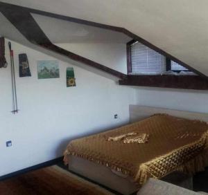 Postel nebo postele na pokoji v ubytování Студио в стария град в Бански стил