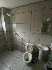 uma casa de banho com um WC e um lavatório em HOTEL ALAMEDA em Várzea Grande