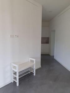 an empty room with a white bench in it at Moderne 2 Zimmerwohnung/ Eggenstein/nähe KIT Nord in Eggenstein-Leopoldshafen