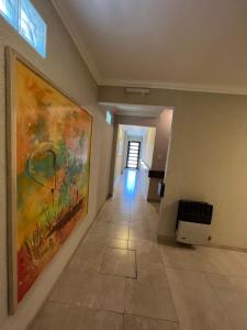 um corredor com uma grande pintura na parede em Apartamentos Bella Vista em Bella Vista