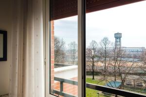ein Fenster mit Blick auf einen Wasserturm in der Unterkunft Accogliente APT a 750m da Stazione FS e metro in Sesto San Giovanni
