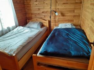 Ein Bett oder Betten in einem Zimmer der Unterkunft Sommerhaus am See