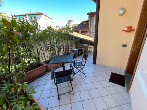 a patio with a table and chairs on a balcony at La Casa dei Sogni in Intra