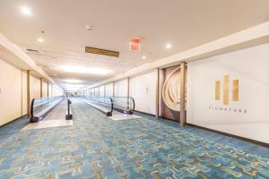 um longo corredor com uma pista de bowling com alfinetes em MGM Signature Towers by FantasticStay em Las Vegas