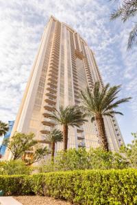 un edificio alto con palmeras delante en MGM Signature Towers by FantasticStay, en Las Vegas