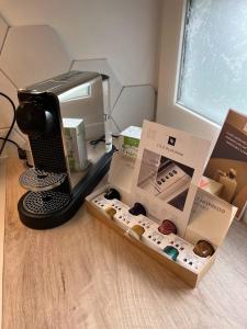 una oficina con una impresora y una caja de donas en Appartement 3 chambres, 3 salles d'eau, en Saint-Herblain