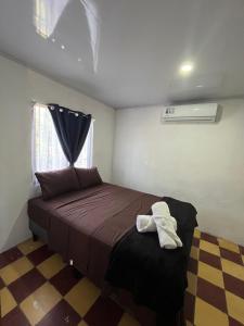 um quarto com uma cama num quarto com uma janela em Estudio Mar Azul em Puntarenas