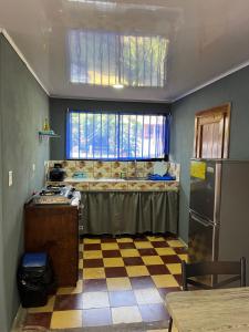 uma cozinha com piso em xadrez em Estudio Mar Azul em Puntarenas