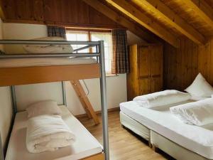 - une chambre avec 2 lits superposés dans une cabine dans l'établissement Restaurant Pizzeria Sternen, à Elm