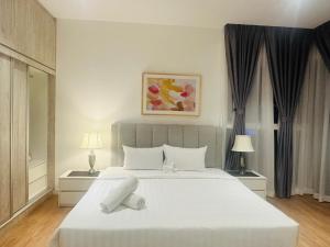 - une chambre avec un grand lit blanc et deux lampes dans l'établissement Anggun Residence KL by F&F, à Kuala Lumpur