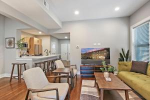 una sala de estar con un sofá y una mesa en 3BR Spacious Apartment with In-Unit Laundry - Kedzie 3F, en Chicago