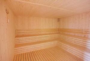 duży pusty pokój z drewnianymi ławkami w pokoju w obiekcie TRION KL by JRLodge Homestay w Kuala Lumpur