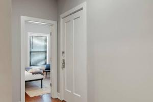Cama o camas de una habitación en 3BR Spacious Apartment with In-Unit Laundry - Kedzie 3F