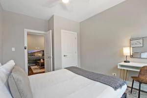 Cama o camas de una habitación en 3BR Spacious Apartment with In-Unit Laundry - Kedzie 3F