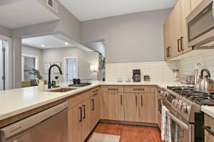 Una cocina o zona de cocina en 3BR Spacious Apartment with In-Unit Laundry - Kedzie 3F