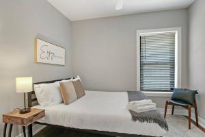 Cama o camas de una habitación en 3BR Spacious Apartment with In-Unit Laundry - Kedzie 3F