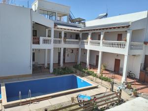 uma casa com uma piscina em frente em Hotel Maria Cafayate em San Carlos
