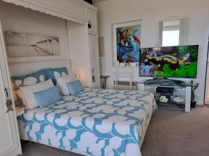 埃爾基的住宿－Grand loft de 60m2 très lumineux très belle vue sur mer，一间卧室配有一张带蓝色和白色棉被的床