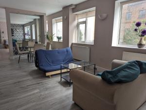 ein Wartezimmer mit zwei Sofas und einem Tisch in der Unterkunft Flat In Camden Town in London