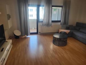 sala de estar con sofá y mesa en Apartment in Mannheim, en Mannheim