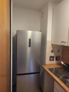 um frigorífico de aço inoxidável numa pequena cozinha em Apartment in Mannheim em Mannheim