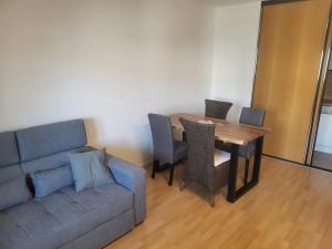 sala de estar con sofá y mesa en Apartment in Mannheim en Mannheim