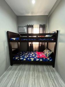 een slaapkamer met 2 stapelbedden in een kamer bij 2-Storey Rental Unit w/ Garage in Balanga Bataan in Tinajero