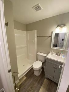 uma casa de banho com um WC, um lavatório e um chuveiro em Valley Escape in Quiet Area Neighborhood em Spokane Valley