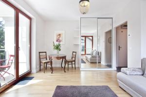 a living room with a table and chairs at Horizon Forest moj-sopot pl in Sopot