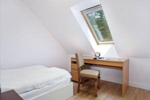 - une chambre avec un bureau, un lit et une fenêtre dans l'établissement Horizon Forest moj-sopot pl, à Sopot
