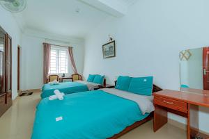 Postel nebo postele na pokoji v ubytování Pearl Wealth Dalat Hotel