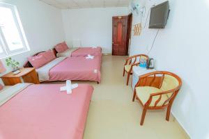Postel nebo postele na pokoji v ubytování Pearl Wealth Dalat Hotel