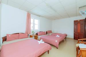 Postel nebo postele na pokoji v ubytování Pearl Wealth Dalat Hotel