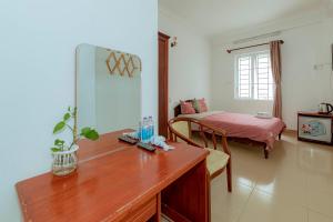Postel nebo postele na pokoji v ubytování Pearl Wealth Dalat Hotel