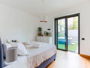 ミラノにあるThe Best Rent - Apartment with terrace and Jacuzziの白いベッドルーム(ベッド1台、バスタブ付)