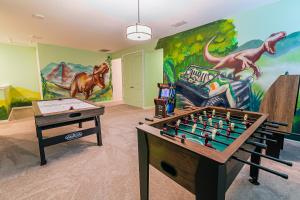 基西米的住宿－Luxury 12 bedrooms pool house 10 Min to Disney，一间设有桌上足球和壁画的房间