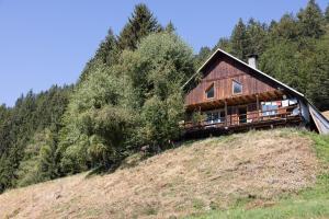 una casa de madera en la cima de una colina en Chalet D'alpage Authentique, en Queige