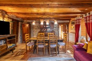 a dining room with a table and chairs at Chalet D'alpage Authentique in Queige