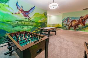 基西米的住宿－Luxury 12 bedrooms pool house 10 Min to Disney，一间设有桌上足球和壁画的房间