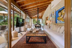 uma sala de estar com um sofá branco e uma mesa em Villa Casa Del Talaiot Sencelles em Sencelles