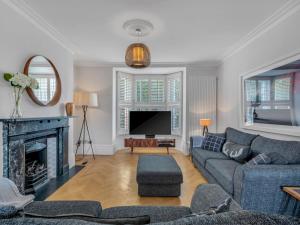 sala de estar con sofá y chimenea en Pass the Keys Luxury Townhouse In The City en Canterbury