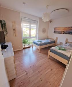 Sala de estar con 2 camas y mesa en Ferienwohnung Sunny en Mittenwalde