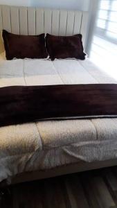 Una cama con dos almohadas encima. en Nativo 106 Smart Living - Modern and cozy, en Bogotá