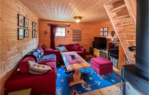 sala de estar con sofá rojo y mesa en Gorgeous Home In Reinli With Kitchen en Reinli