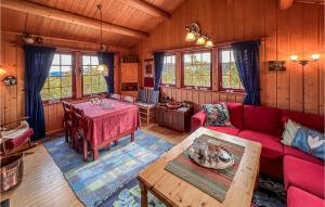 uma sala de estar com um sofá vermelho e uma mesa em Gorgeous Home In Reinli With Kitchen em Reinli
