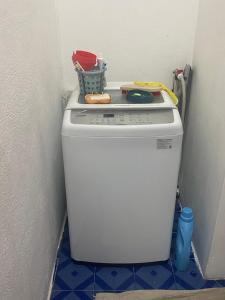 RéunionにあるModern guesthouseの洗濯機(バスケット付)