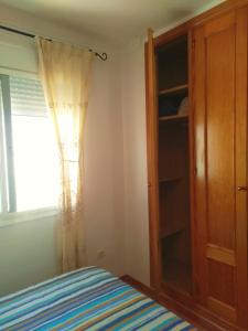 馬尼爾瓦的住宿－NIEVES HABITACIÓN，一间卧室设有一张床和一个窗口