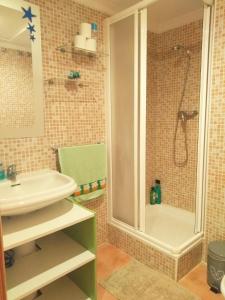 馬尼爾瓦的住宿－NIEVES HABITACIÓN，带淋浴和盥洗盆的浴室